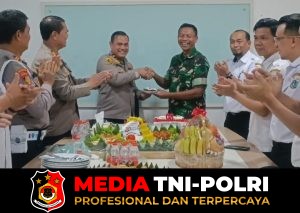 Sinergi Tiga Pilar, Peringati Hari Bhayangkara Ke-80, Danramil dan Wakil Camat Kalideres Beri Kejutan di Polsek