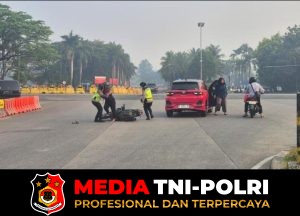 Polwan Polres Metro Bekasi Bantu Pengendara yang Alami Kecelakaan di TL Jurong