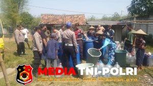 Polsek Serang Baru Salurkan 16.000 Liter Air Bersih kepada Warga Terdampak Kekeringan di Desa Nagasari