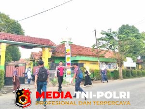 Yanmas Gatur Lalin Polsek Pebayuran Bantu Kelancaran Aktivitas Pelajar