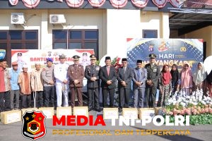 Usai Upacara HUT Bhayangkara Ke-80 Bupati Seruyan dan Forkopimda Serahkan Bansos kepada Masyarakat
