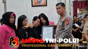 Kapolda Kalteng Serahkan Piagam Kenaikan Pangkat Luar Biasa Anumerta untuk Aiptu Yudhie Perdana Putra