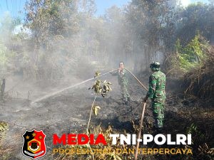 Reaksi Cepat, Personil Kodim 1015/Sampit Padamkan Api di Lahan Warga