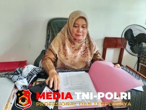 Puluhan Orang Tua Murid Mengantarkan Anaknya Ke Sekolah Untuk Mengikuti MPLS di SDN 5 Jalan Kapuas Baamang Hilir