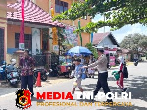 Pamapta Polres Seruyan Laksanakan Pengaturan Lalin saat Jam Pulang Sekolah