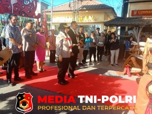 Kapolres Kapuas AKBP Rina Perwitasari Disambut Tradisi Adat Dayak, Perkuat Sinergi dengan Forkopimda