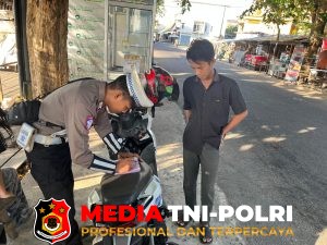 Satlantas Polres Seruyan Berikan Teguran Simpatik dan Edukasi Tertib Lalin kepada Masyarakat