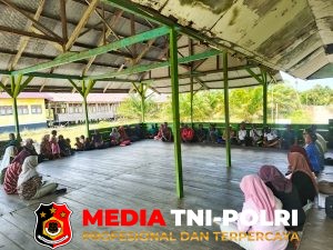 Perkuat Sinergi Jaga Keamanan dan Antisipasi Karhutla, Bhabinkamtibmas Polsek Seruyan Seruyan Hilir Hadiri Rapat RT/RW