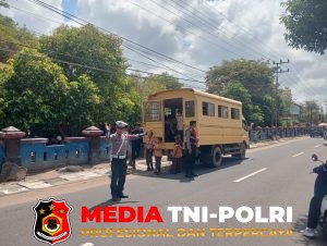 Pamapta II Polres Seruyan Pimpin Langsung Pengaturan Lalin saat Jam Pulang Sekolah
