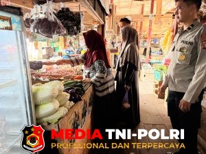 Kapolsek Hanau Pimpin Patroli Dialogis, Pastikan Kamtibmas Tetap Kondusif di Pasar Saik