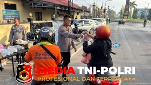 Tebar Kepedulian, Polres Kotim Gelar Jumat Berkah dengan Membagikan Nasi bungkus kepada Masyarakat