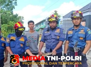 Damkarmat Kotim Evakuasi Ular Dipong di Perum Griya Mandiri Residence Sampit