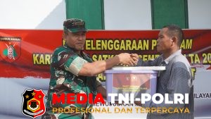 Komandan Kodim 1015/Sampit Serahkan Kunci Rumah Hasil Rehab RTLH