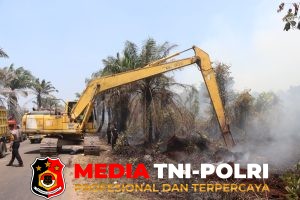 Buat Sekat Dengan Eskavator Guna Cegah Api Karhutla Merembet, Forkimpda kerahkan seluruh Sumber Daya