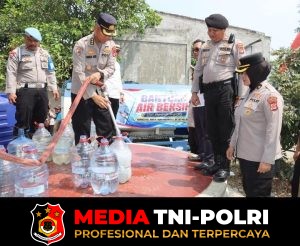 Respons Keluhan Warga Soal Kekeringan, Polresta Tangerang Salurkan Bantuan Air Bersih ke Panongan