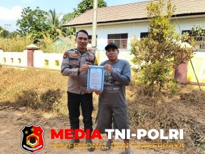 Cegah Karhutla, Bhabinkamtibmas Gantung Pengayuh Ajak Warga Patuhi Maklumat Kapolda