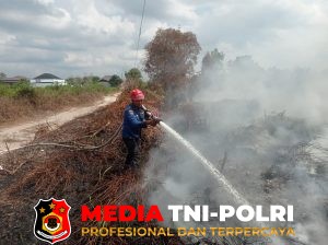 Kebakaran Lahan Merambat ke Rumah Kosong di Baamang Barat, Damkarmat Kotim Berhasil Padamkan Api
