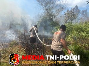 Sigap dan Humanis, Sat Samapta Polres Kotim Patroli Sekaligus Padamkan Kebakaran Lahan