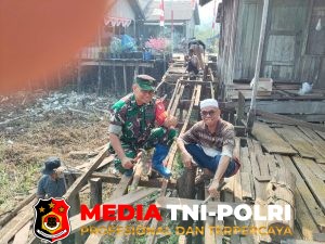 Babinsa Koramil 1015-07/Parenggean Bersama Warga Gotong Royong Rehab Jembatan Titian