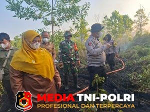 Kapolres Kotim Bersama Wakil Bupati Tinjau dan Padamkan Karhutla di Jl. MT Haryono Barat