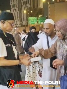 Kaperwil Media TNI-POLRI Biro Kalimantan Tengah Supriyady Ellyyas Berbagi Kurma di Sela Ibadah Umrah