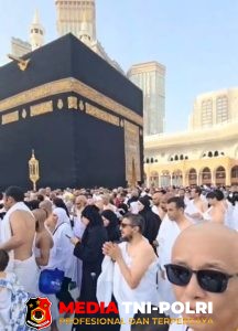 60 Jamaah Umroh Asal Kotim Khusyuk Melaksanakan Tawaf di Baitullah