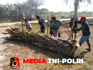 Warga Perum GMR Sampit Gotong Royong Bangun Lapangan Voli untuk Sarana Olahraga Bersama