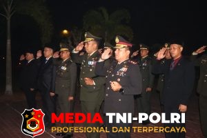 Diterangi Nyala Obor, Kapolres Kotim Hadiri Renungan Suci HUT RI Ke-81 di TMP Batarung Sampit