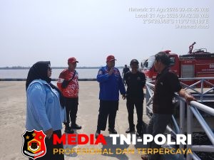 Damkarmat Bersama Wabup Kotim Salurkan Air Bersih ke Warga Pulau Hanaut
