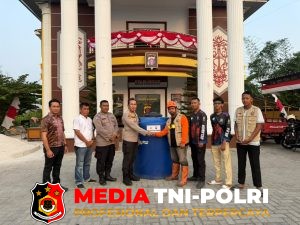 Relawan Dompet Peduli Kotim Fokus Tangani Karhutla, Dapat Bantuan Tandon Air dari Kapolsek Baamang