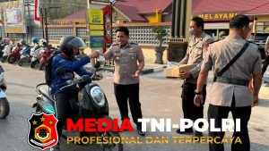 "Rangkul Sedekah Dengan Komunitas" Polres Kotim Bagikan Makanan Gratis untuk Pejuang Nafkah di Sampit