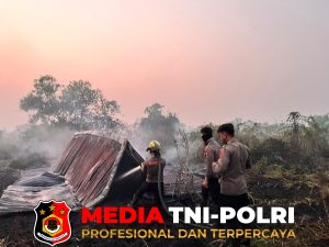 Ditsamapta Polda Kalteng Bergerak Cepat Padamkan Karhutla Dekat Permukiman Warga