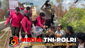 Di Balik Barisan Pemadam, Bhayangkari Cabang Kotim Hadir Beri Dukungan Penuh Personel Polres Kotim