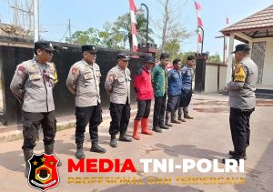 Patroli Gabungan Cek Hotspot di Kota Besi, Petugas Padamkan Api di Pinggir Jalan Batanggung