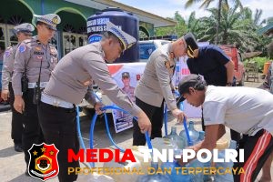 Polres Seruyan Salurkan Bantuan Air Bersih untuk Warga Terdampak Musim Kemarau