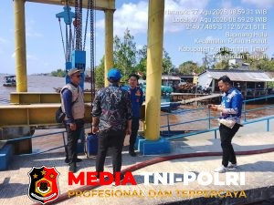 Damkar Sektor Samuda Salurkan 35 Ribu Liter Air Bersih untuk Warga Pulau Hanaut