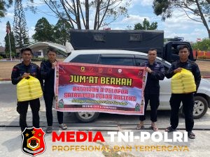 Jumat Berkah, Brimob Kalteng Berbagi Makanan di Tiga Masjid