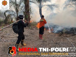 Respon cepat, Brimob Kalteng beserta Tim Gabungan Padamkan Kebakaran Lahan di Lamandau