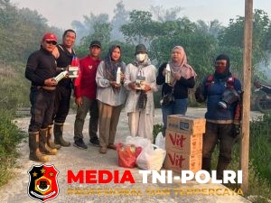 Trading Simple Family Salurkan Bantuan untuk Satgas Damkar Sektor Samuda
