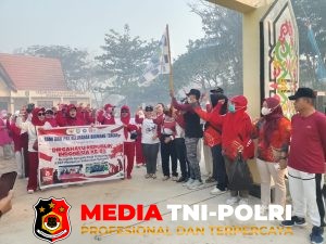 Memeriahkan HUT RI ke - 81 Kelurahan Baamang Tengah Jalan Sehat Sambil Memungut Sampah di Sepanjang Jalan yang di Lalui