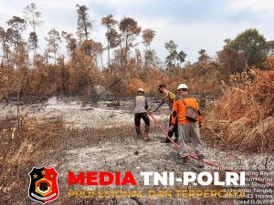 Kapolsek Hanau Pimpin Langsung Pemadaman Karhutla di Desa Paring Raya