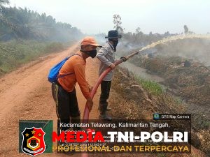 Bahu Membahu, Polsek Telawang Bersama Masyarakat Padamkan Karhutla di Desa Tanah Putih