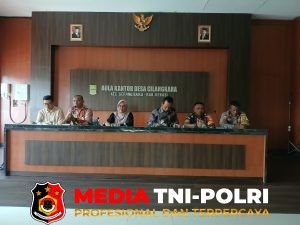 Bhabinkamtibmas Cilangkara Hadiri Rapat Minggon, Sosialisasikan Layanan 110 dan Imbauan Jelang Pilkades