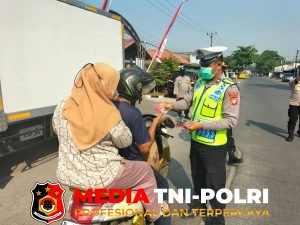 Polres Metro Bekasi, Polsek Kedungwaringin Bagikan Masker kepada Pengguna Jalan Antisipasi Debu Vulkanik