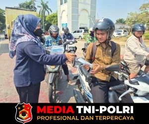 Polres Metro Bekasi Bagikan 98 Masker kepada Masyarakat, Antisipasi Dampak Abu Vulkanik