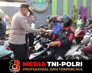 Antisipasi Dampak Abu Vulkanik GAK, Polresta Tangerang dan Polsek Jajaran Bagikan Masker ke Pengguna Jalan