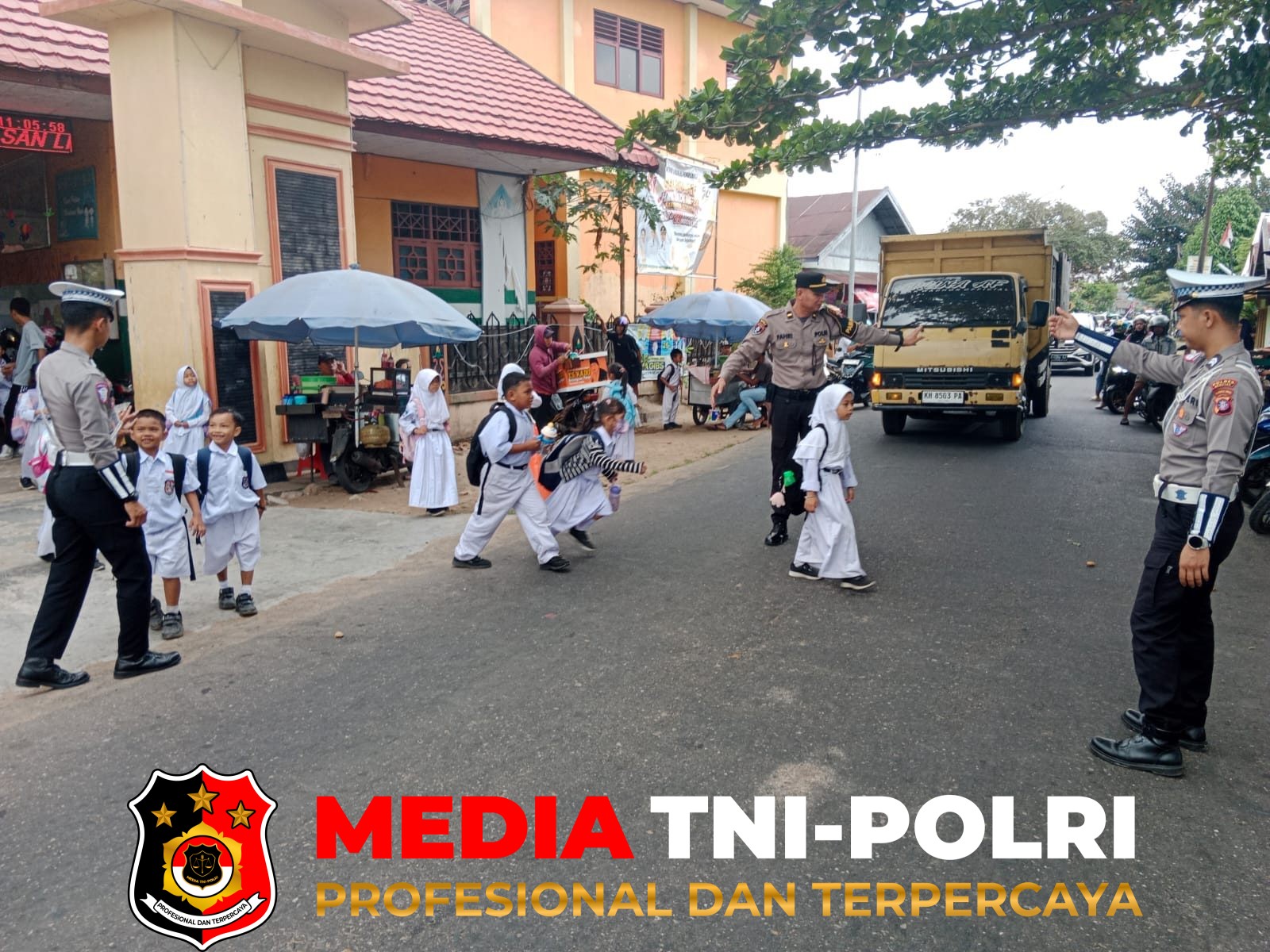 Polres Seruyan - Pastikan Siswa Pulang Aman, Pamapta I Polres Seruyan Atur Lalu Lintas di Depan SDN 1 Kuala Pembuang