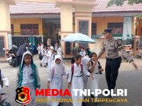 Polres Seruyan - Pastikan Siswa Pulang Aman, Pamapta I Polres Seruyan Atur Lalu Lintas di Depan SDN 1 Kuala Pembuang