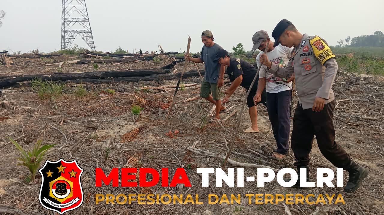 Polsek Hanau - Dukung Program Pemerintah, Polsek Hanau Gandeng Warga Tanam Jagung di Desa Asam Baru