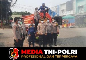 Polsek Tigaraksa Bersama Damkar Kabupaten Tangerang Laksanakan Penyemprotan Jalan Raya Dampak Abu Vulkanik Anak Gunung Krakatau